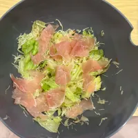 サラダ+ドーナツ+納豆巻き|꒰՞ ܸ. . ܸ՞꒱さん