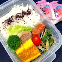 ゆかりご飯、たまご焼き、ウインナー、ほうれん草とエリンギのソテー、ミニハンバーグ、茹でブロッコリー、ミニトマト|きらきらさん