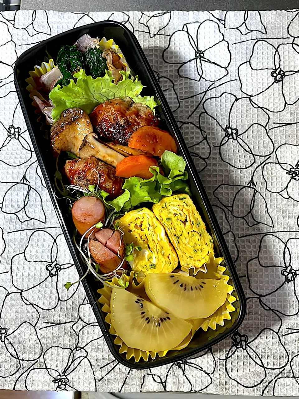 あれ？ウインナーの切り込み忘れてる？　　　　　ハンバーグ弁当|kuroさん