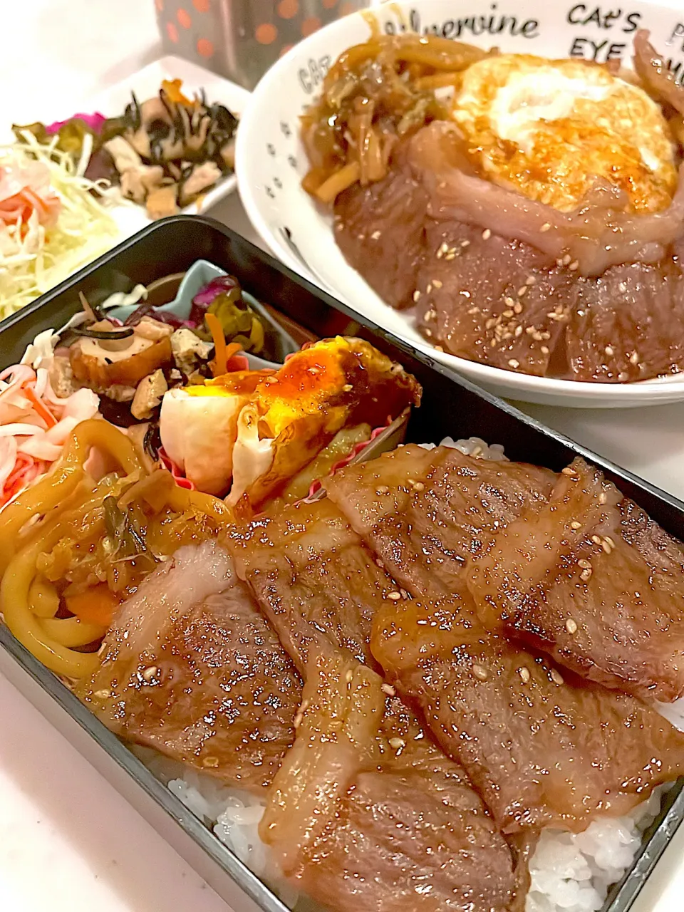 おっさん弁当&ワンプレート　漬け物　ひじき　サラダ　うどん好き　目玉の親父　焼き肉　汁|ひげおやじさん