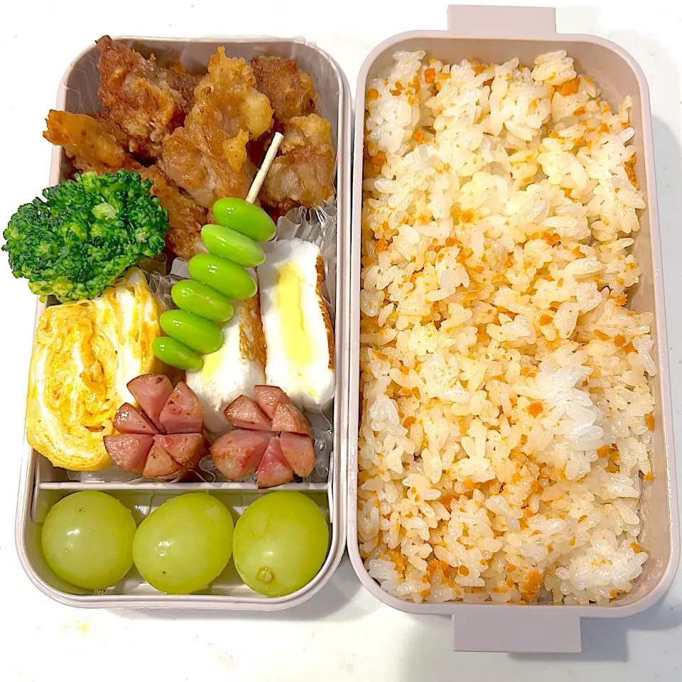 鶏の唐揚げ
はんぺんチーズ
卵焼き
シャウエッセン
ブロッコリー
枝豆
鮭ご飯
シャインマスカット|ayumomさん