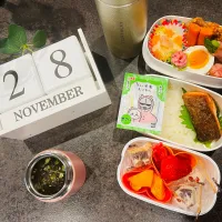 鮭、唐揚げ、アスパラベーコン、もずくスープとか弁当。| MUY_Beeeeさん