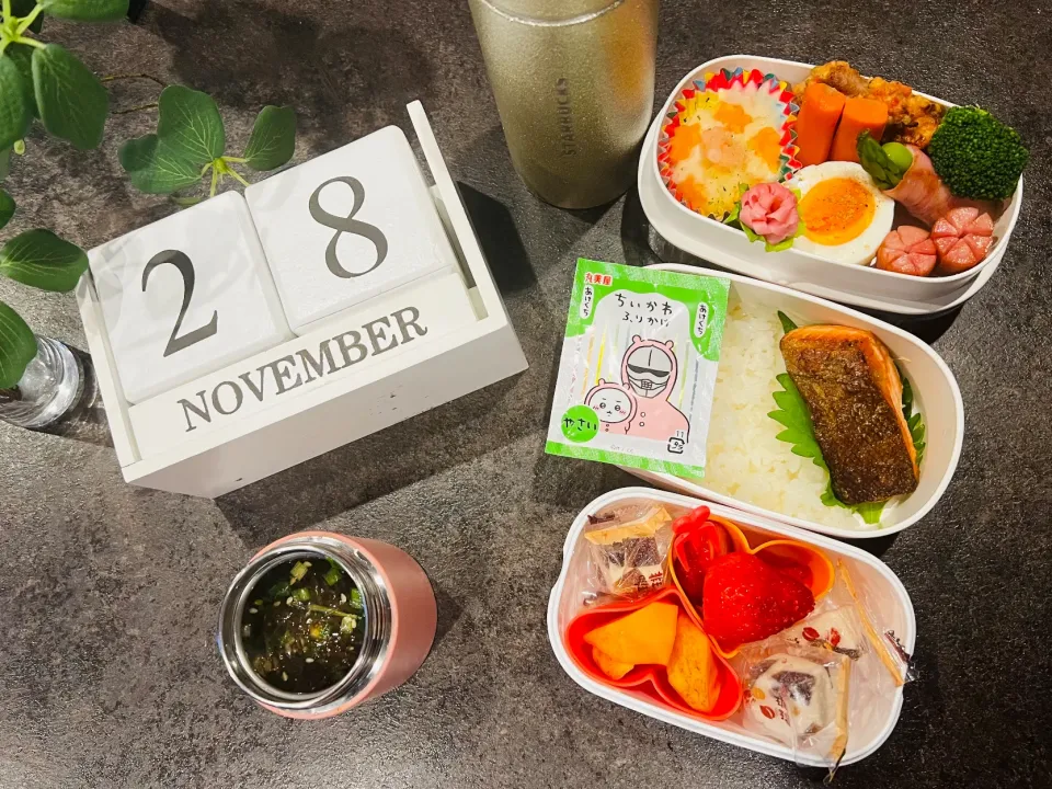 鮭、唐揚げ、アスパラベーコン、もずくスープとか弁当。|MUY_Beeeeさん