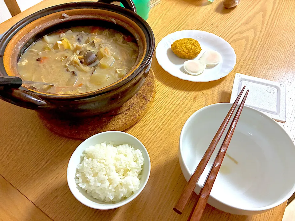 鶏むね肉と根菜のうま味噌鍋、カレーメンチカツ、チーズはんぺん、納豆。|くろーぶやんさん