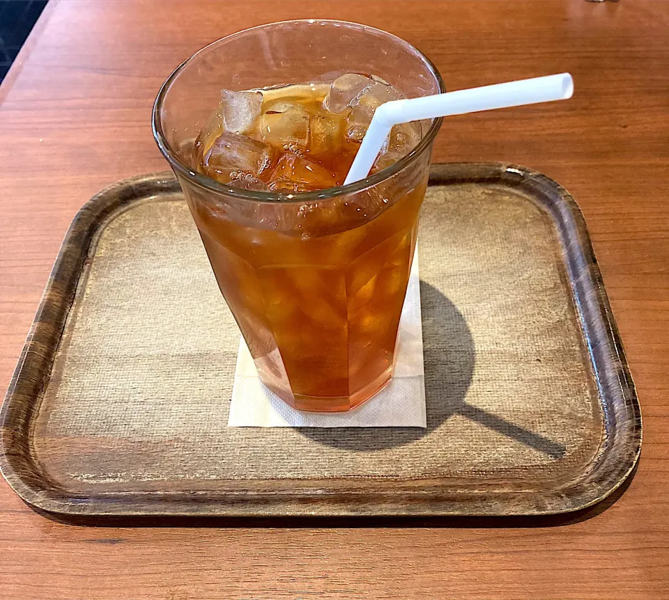 出張で名古屋から東京に来ています。会議が始まるまでまだ時間があるので会議場近くの上島珈琲店でアイスティーを飲みながら時間を潰しています。|なびさん