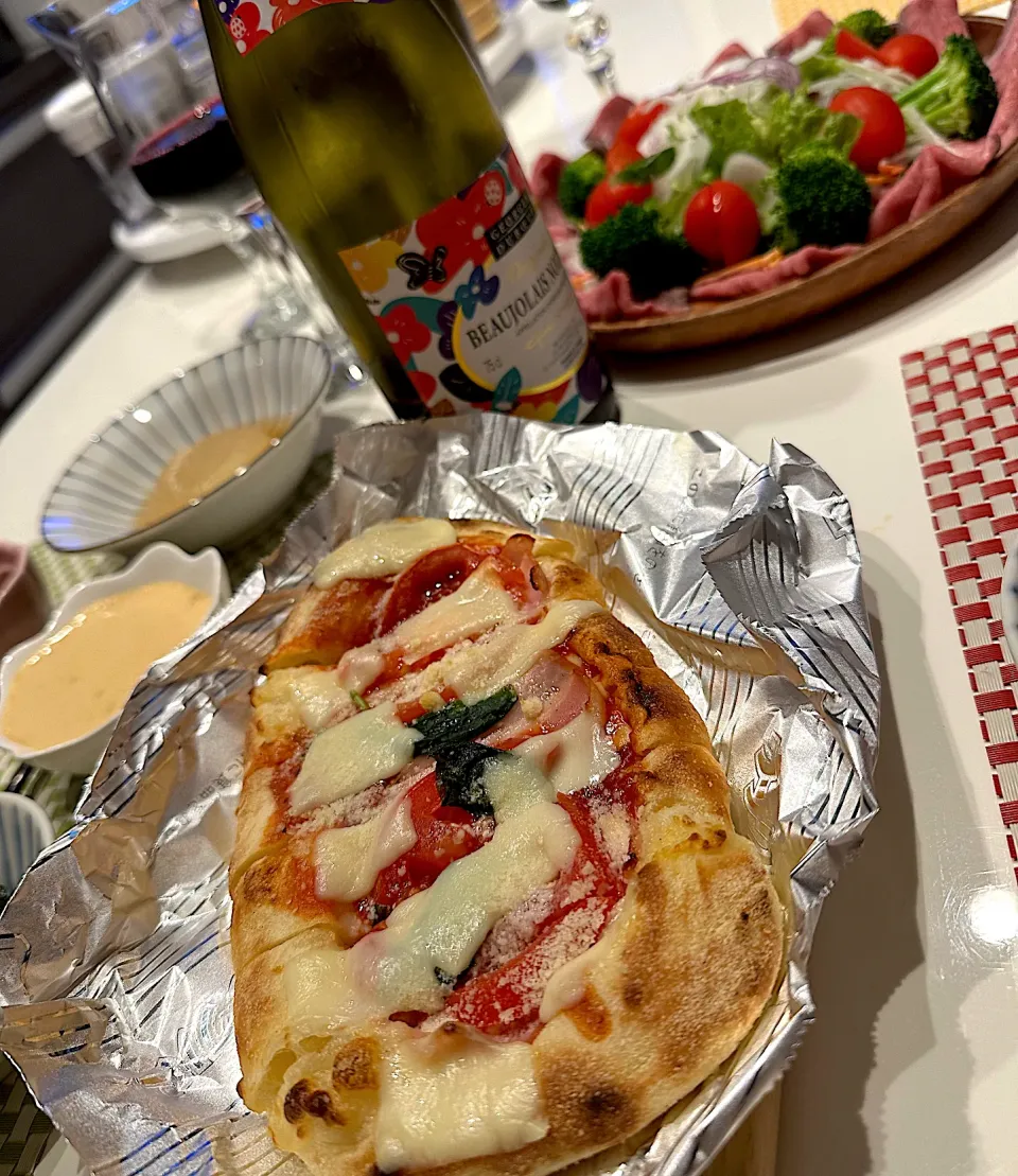 ピザ＆ローストビーフのサラダでボジョレーヌーボー🍷😋|ナムナムさん