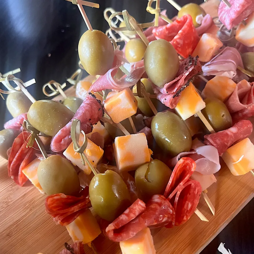 Appetizers -olives, salami, cheddar|🌺IAnneさん