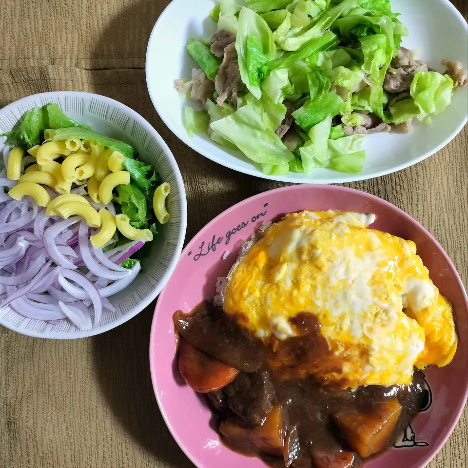 🌛*゜ビーフシチューオムライス / 豚こまキャベツ炒め / サラダ|Ayakaさん