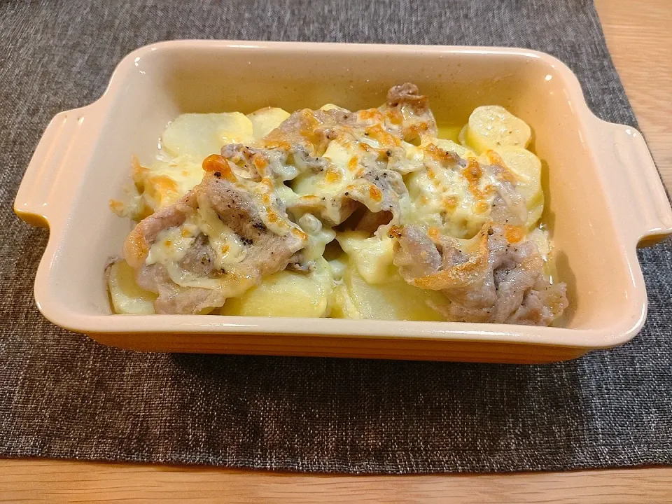 ポテト×豚肉×チーズの重ね焼き|みりさん
