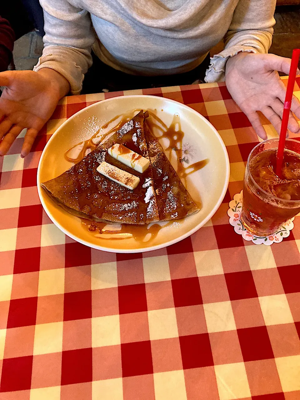 娘の塩バターキャラメルのクレープ（実況中継中）|なびさん