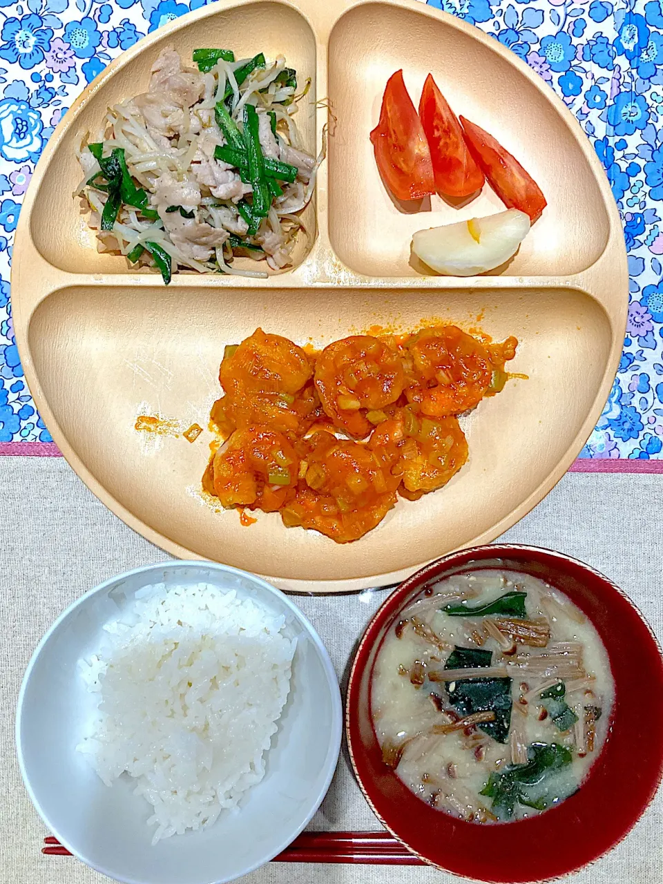 エビチリと豚バラニラもやし炒め|おしゃべり献立さん