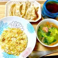 夕飯　炒飯と餃子とスープ|ふわふわさん