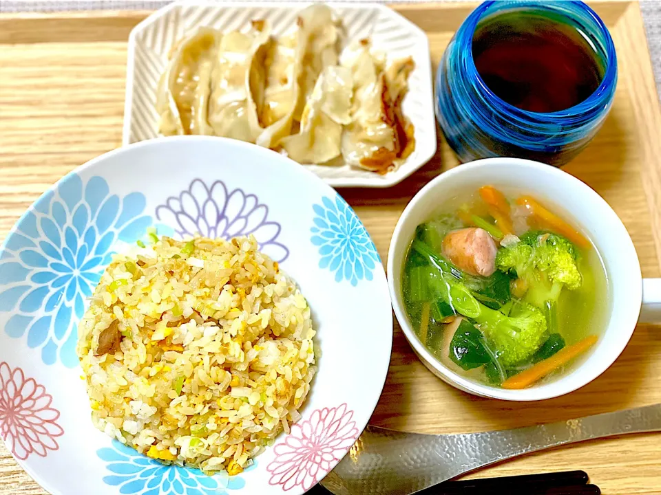 夕飯　炒飯と餃子とスープ|ふわふわさん