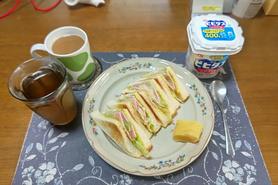 トーストサンドイッチ、沢庵、ホットコーヒー、烏龍茶、甘いヨーグルト(朝ご飯)|enarinさん