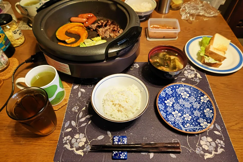ご飯、トーストサンドイッチ、鉄板焼き、イカの塩辛、味噌汁、熱い日本茶、六条麦茶(昼飯)|enarinさん