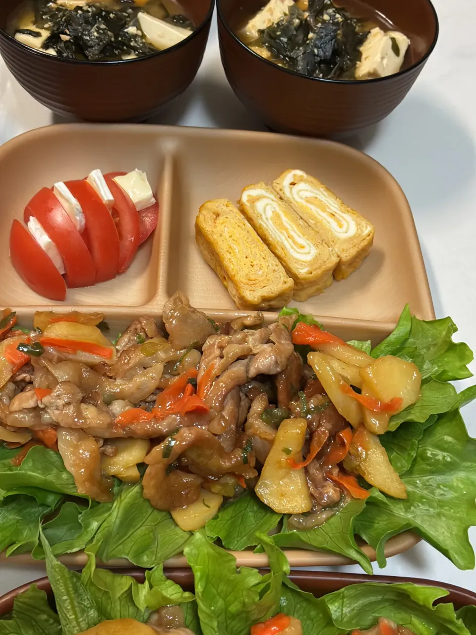 豚肉とじゃがいもの甘辛炒め&だし巻き&チートマ&味噌汁|なおさん