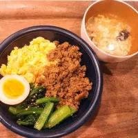 三色丼(そぼろ、たまご、小松菜ナムル)味玉乗せ、中華スープ(手羽中のだし、自家製干し椎茸、白菜、たまご)|ぷゆこさん