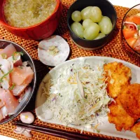 海鮮丼、豆腐とチーズのチキンナゲット、アボカドとトマトと生ハムのサラダ、あおさのお味噌汁、マスカット|samさん