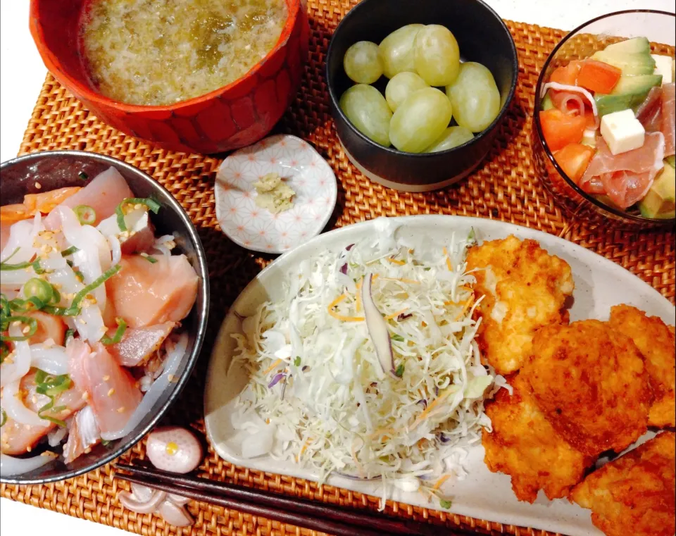 海鮮丼、豆腐とチーズのチキンナゲット、アボカドとトマトと生ハムのサラダ、あおさのお味噌汁、マスカット|samさん