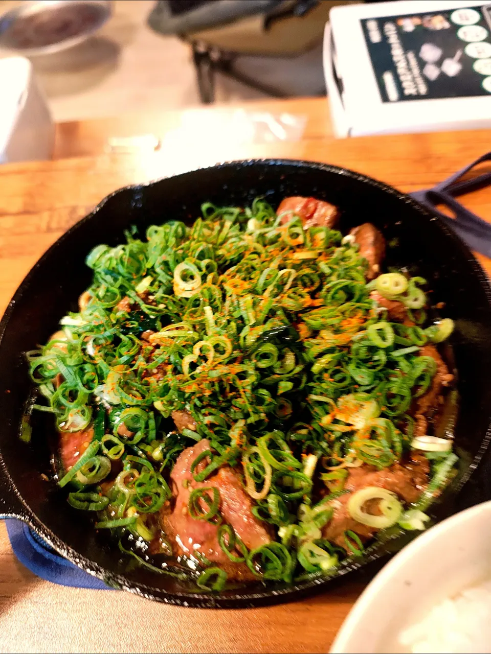 スキレットでニラレバ|マニョモさん