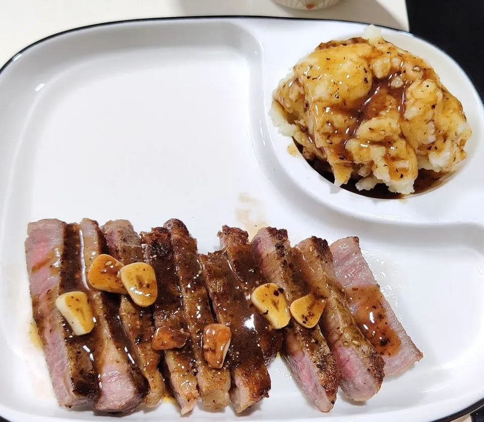 Wagyu beef with mashed potatoes 🥩🥔😍😋♥️♥️♥️|🍒lynnlicious🍒さん