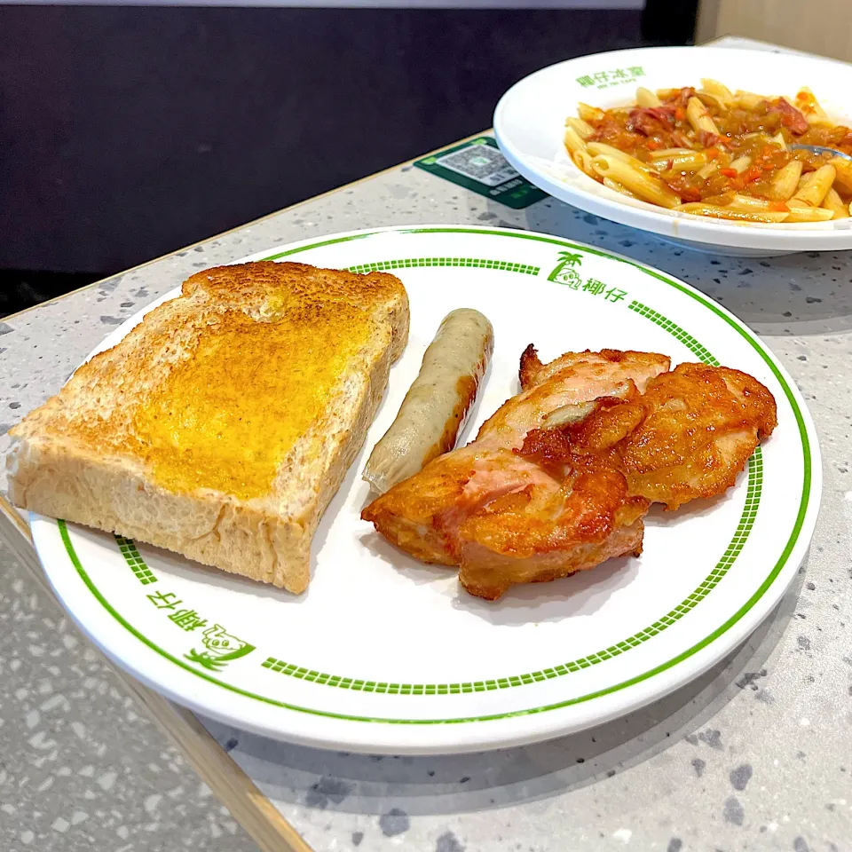 脆嫩雞扒，香草腸，多士|skyblueさん