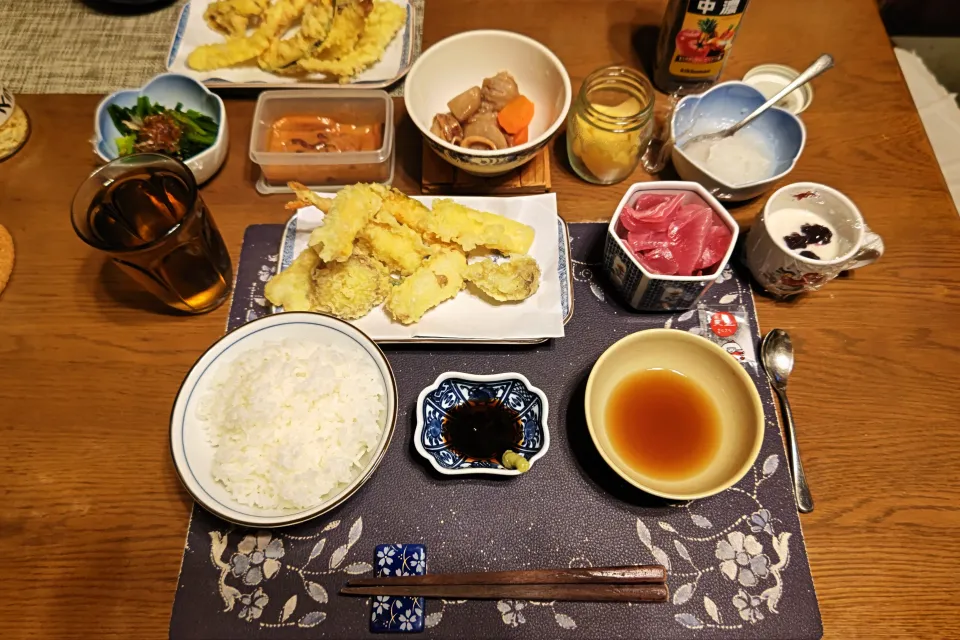 ご飯、新品の油で揚げ直したお惣菜の天ぷら盛り合わせ、めばちまぐろの切り落とし、里芋の煮物、ほうれん草のお浸し、沢庵、イカの塩辛、六条麦茶、練乳&カシスジャムかけ手作り牛乳ゼリー、フルーツケーキ(夕飯)|enarinさん