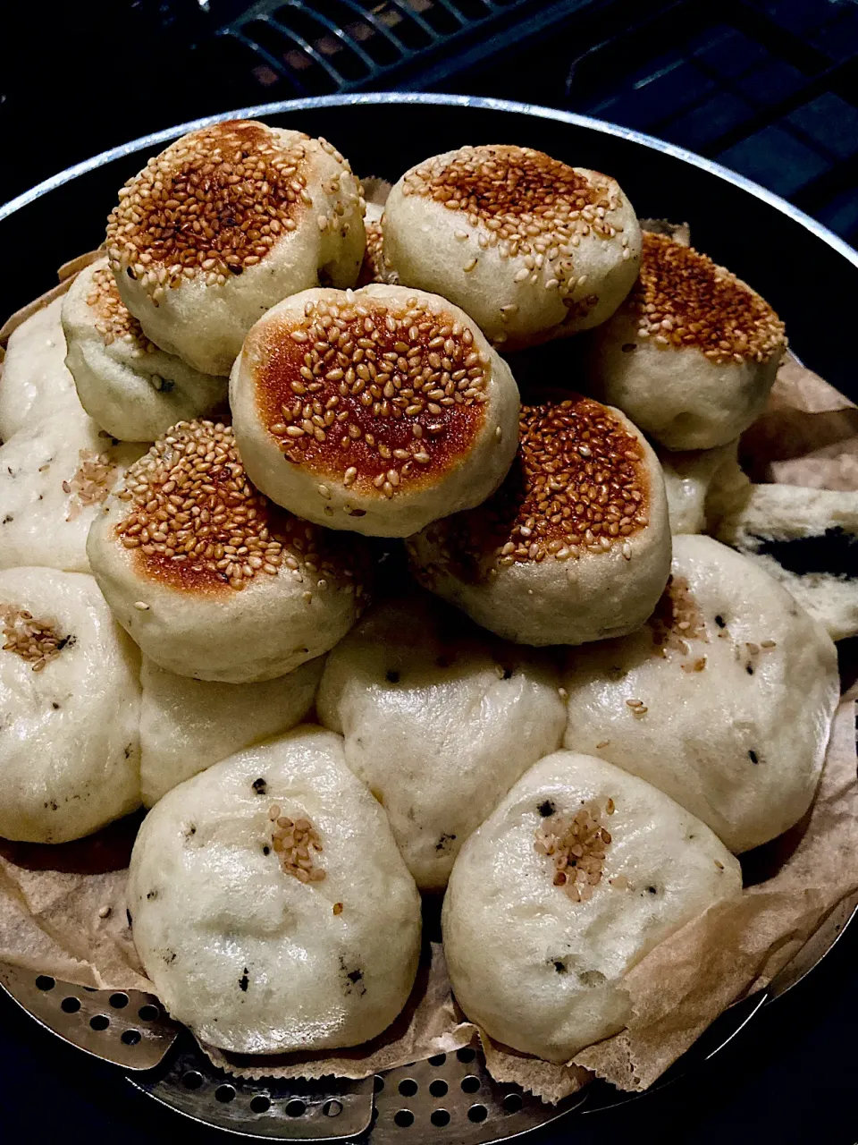 黒ごまあんの焼き中華饅頭と蒸し饅頭|コロンさん