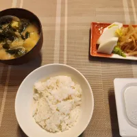 じゃがいもとわかめの味噌汁
大根の煮物、大根と白菜の漬け物|chiroruさん