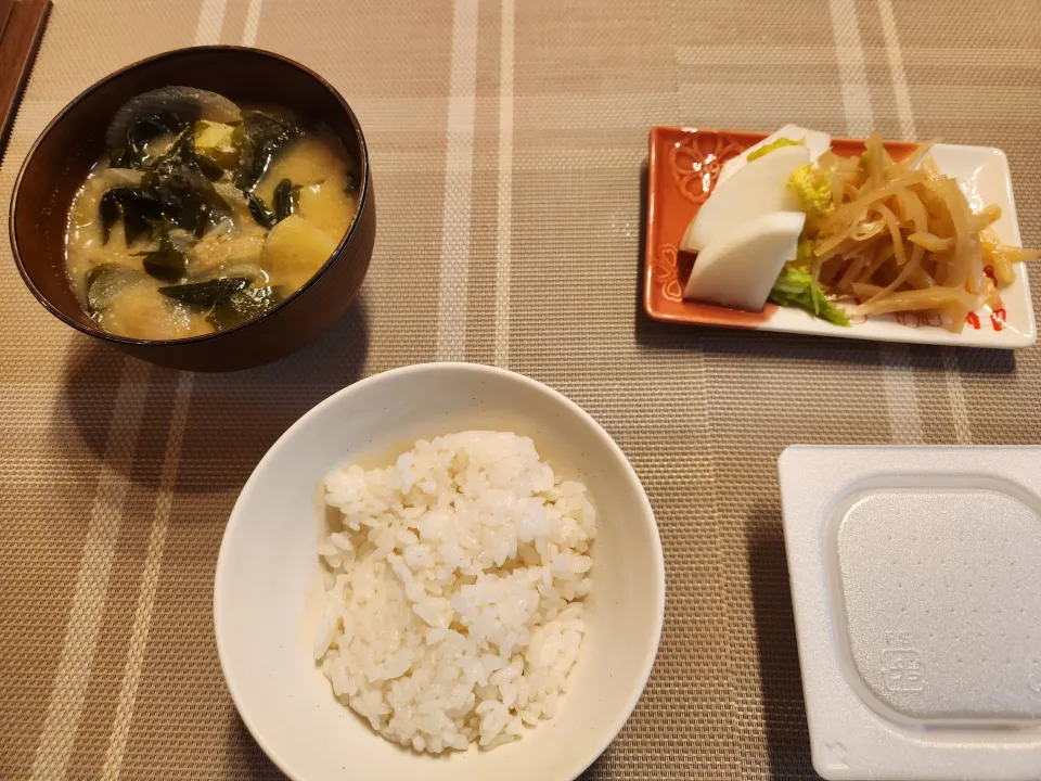 じゃがいもとわかめの味噌汁
大根の煮物、大根と白菜の漬け物|chiroruさん