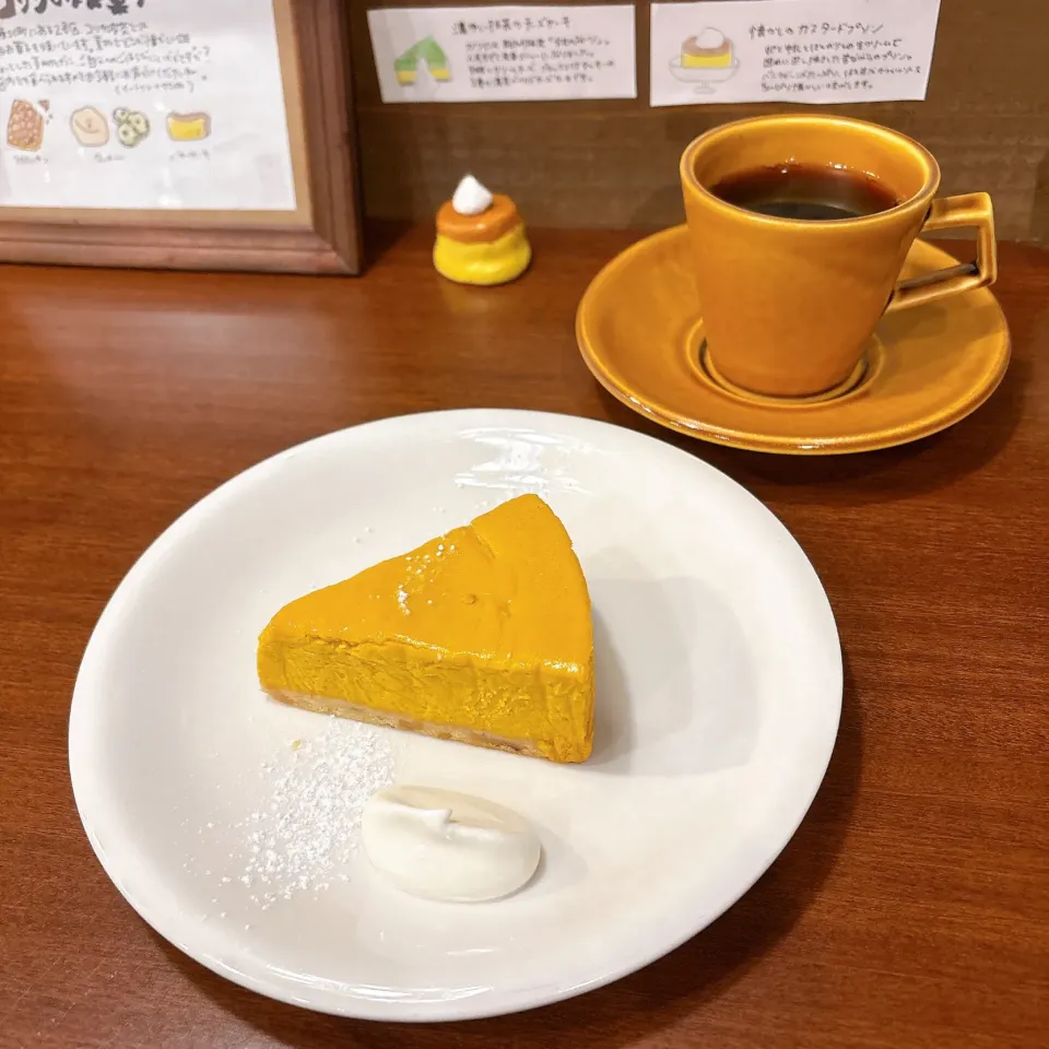 かぼちゃとナッツのチーズケーキとコーヒー|ちゃみこさん