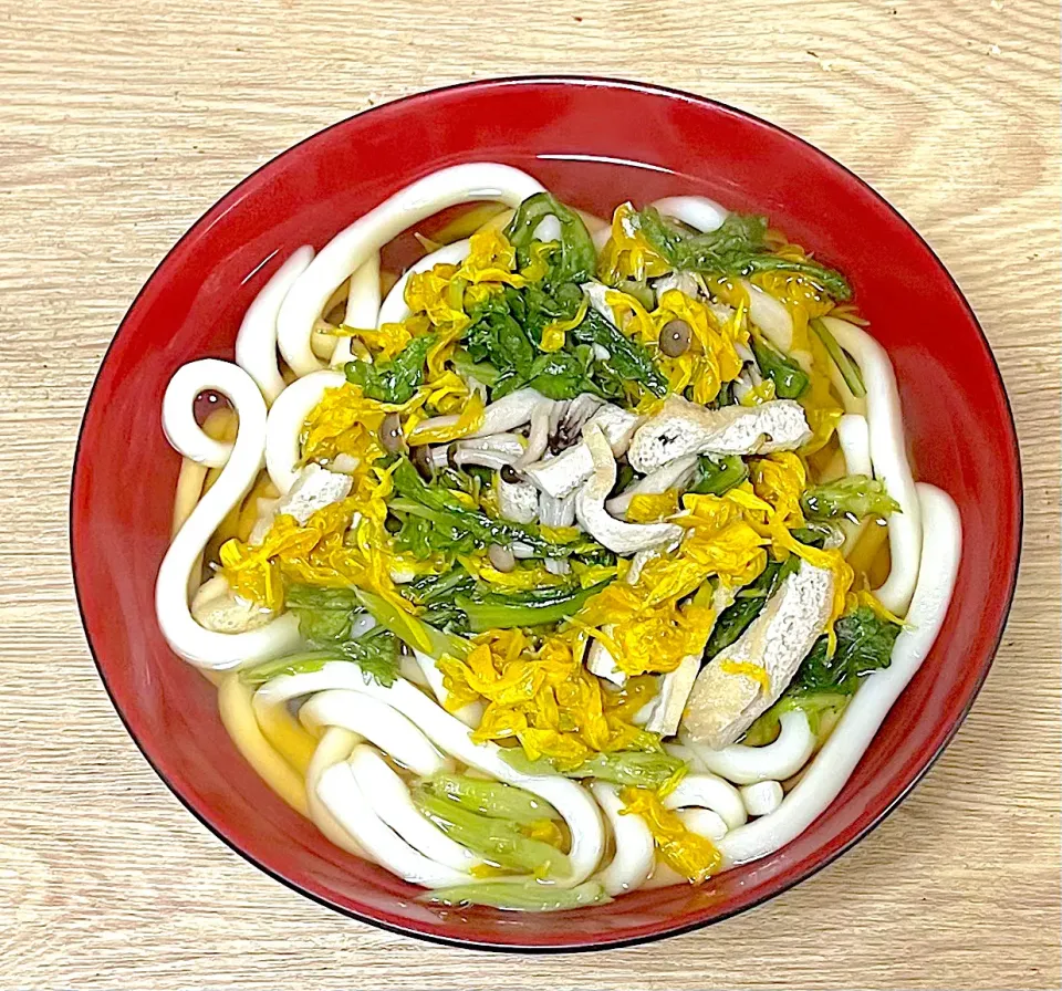 菊うどん(菊花 春菊 しめじ 油揚げ)|銀蔵じいちゃんさん
