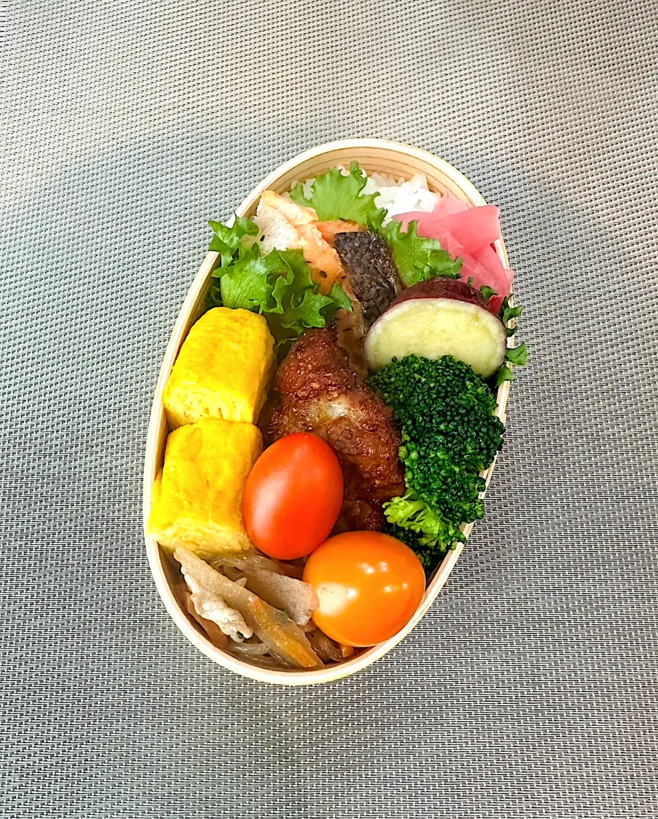 "焼鮭と炙りチキン"のお弁当|kazuさん