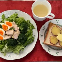 今日の朝ごはん。昨日蒸したさつまいもを使って。バターをのせて。|tamemitiさん