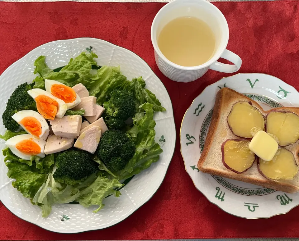 今日の朝ごはん。昨日蒸したさつまいもを使って。バターをのせて。|tamemitiさん