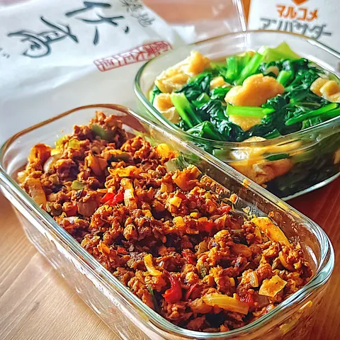 「伏髙監修 だしパック」を使ってみたSnapdishの料理・レシピ写真:小松菜の煮浸しとだし殻と大豆のお肉のキーマカレー【伏髙だし使用】