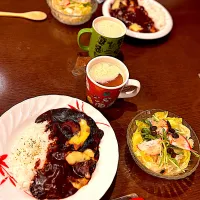 玉ねぎロースト黒いビーフカレー　サラダ　カフェラテ|ch＊K*∀o(^^*)♪さん