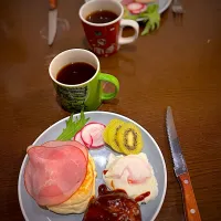 チーズハンバーグ　ポーチドエッグ　ハム　パンケーキ　キウイ　コーヒー|ch＊K*∀o(^^*)♪さん