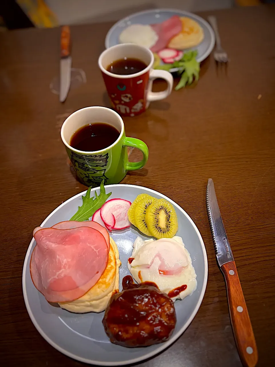チーズハンバーグ　ポーチドエッグ　ハム　パンケーキ　キウイ　コーヒー|ch＊K*∀o(^^*)♪さん