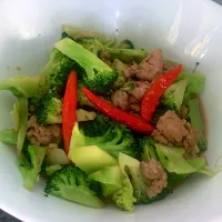 ผัดบร็อคโคลี่ (stir-fried Broccoli  with pork)|ple💕さん