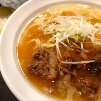 【本日の裏うーラー】 
【TRYラーメン大賞2025~2026
新店つけ麺部門第5位】 
弐昇 早稲田 
牛筋乗せた白湯温麺 (1,300円)
＋キャベツ増し (50円) 
＠早稲田8分 
(JR高田馬場駅から徒歩21分)
25320
〈醤157塩52噌󠄀23タ11昆9出15 F17冷27混4つ3焼1ポ1〉| 大脇さん