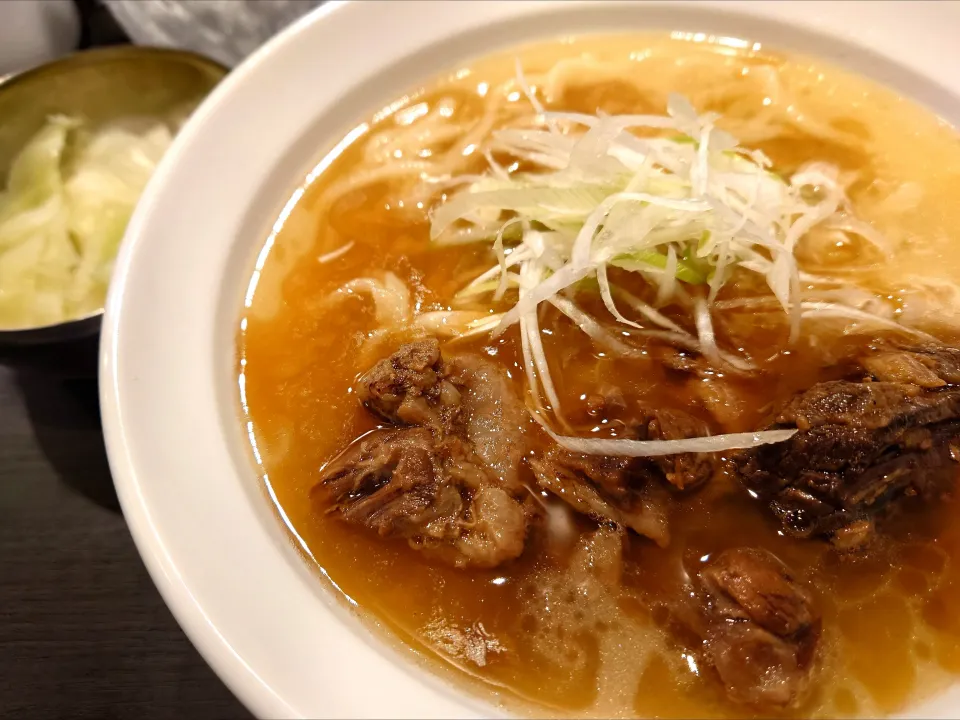 【本日の裏うーラー】 
【TRYラーメン大賞2025~2026
新店つけ麺部門第5位】 
弐昇 早稲田 
牛筋乗せた白湯温麺 (1,300円)
＋キャベツ増し (50円) 
＠早稲田8分 
(JR高田馬場駅から徒歩21分)
25320
〈醤157塩52噌󠄀23タ11昆9出15 F17冷27混4つ3焼1ポ1〉|大脇さん
