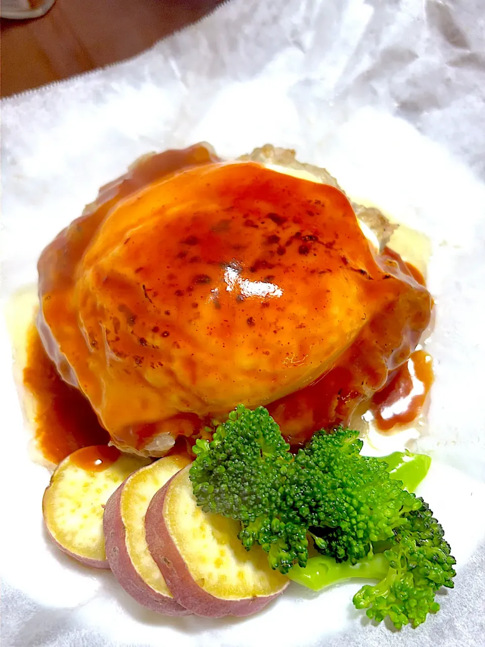 巣子守ハンバーグ〔卵の下にスライストマト〕|えーちゃんさん