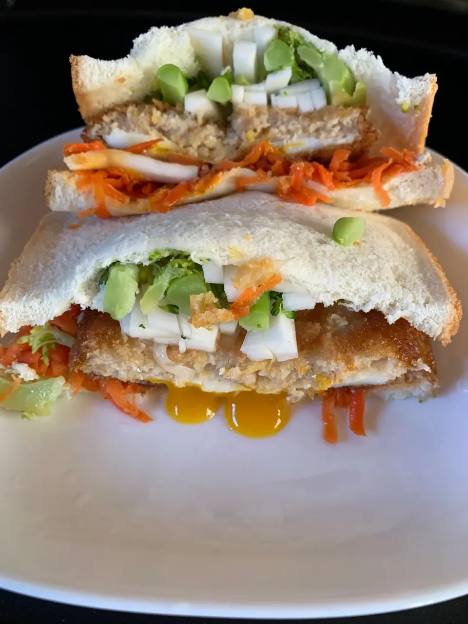 メンチカツとキャロットラペのサンドイッチ|そらまめさん