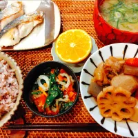 筑前煮、さわらの塩焼き、ちくわとほうれん草のナムル、お味噌汁、十六穀米、みかん🍊| samさん