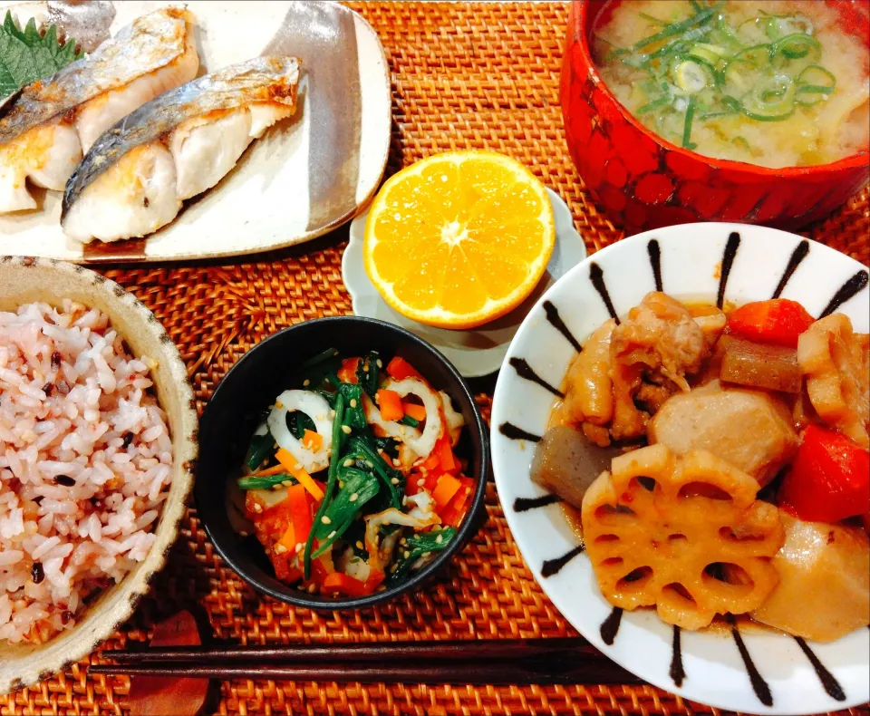 筑前煮、さわらの塩焼き、ちくわとほうれん草のナムル、お味噌汁、十六穀米、みかん🍊|samさん