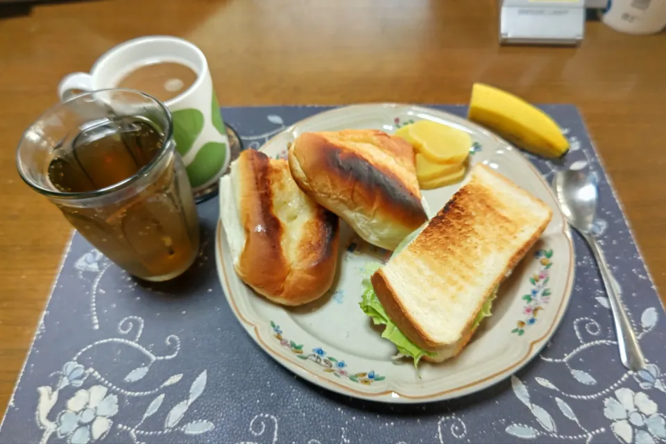 トーストサンドイッチ、シュガークッペ、沢庵、ホットコーヒー、六条麦茶、バナナ(朝ご飯)|enarinさん