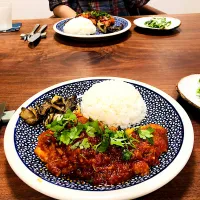 鶏もも肉のトマト煮込み、茎ブロッコリーのサラダ、舞茸のソテー、バターライス