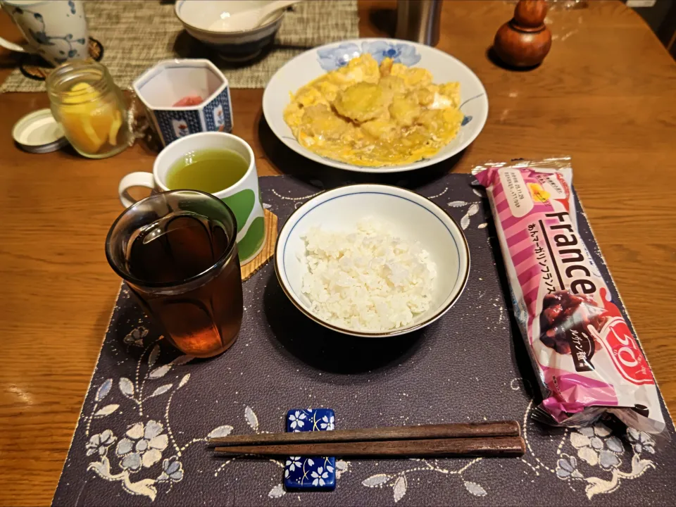 ご飯、卵とじ、めばちまぐろの醤油漬け、沢庵、チョコクリームパン、熱い日本茶、六条麦茶(昼飯)|enarinさん