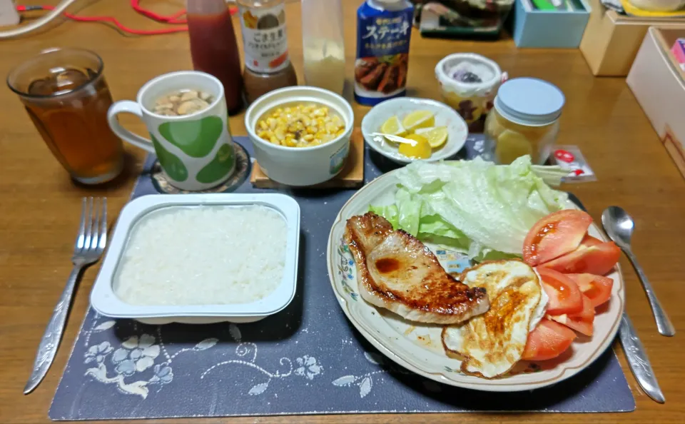 パックご飯、ポークソテー、目玉焼き、トマト、レタス、バターコーン、沢庵、カットワカメ&フライドガーリック&フライドレッドオニオン&乾燥スライスにんにく入りたまねぎスープ、六条麦茶、練乳&カシスジャムかけ手作り牛乳ゼリー(夕飯)|enarinさん